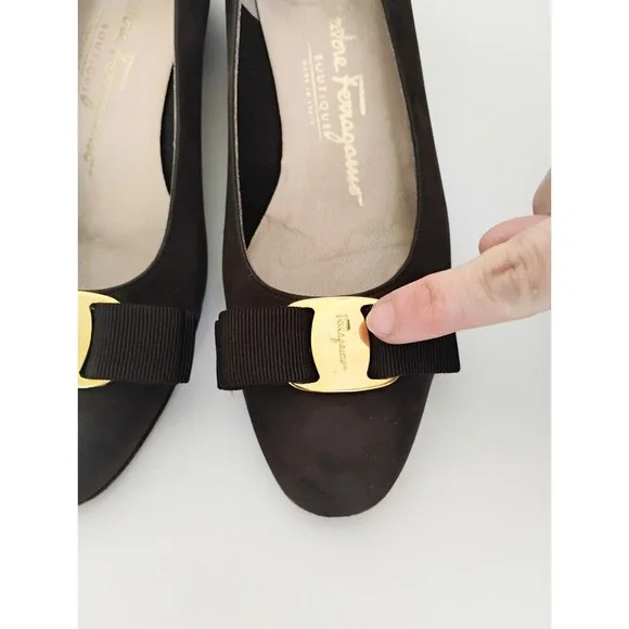 Salvatore Ferragamo Vara Pumps 5.5 B Brown Suede Gold Bow Block Heel Italy - Picture 7 of 8